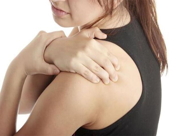 pain under the left shoulder from behind from the back photo 4